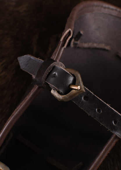 Armschutz aus Stahl und Leder
